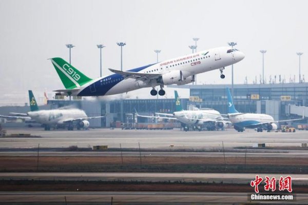 万博客户端app下载 国产C919及ARJ21飞机从上海升源泉访香港